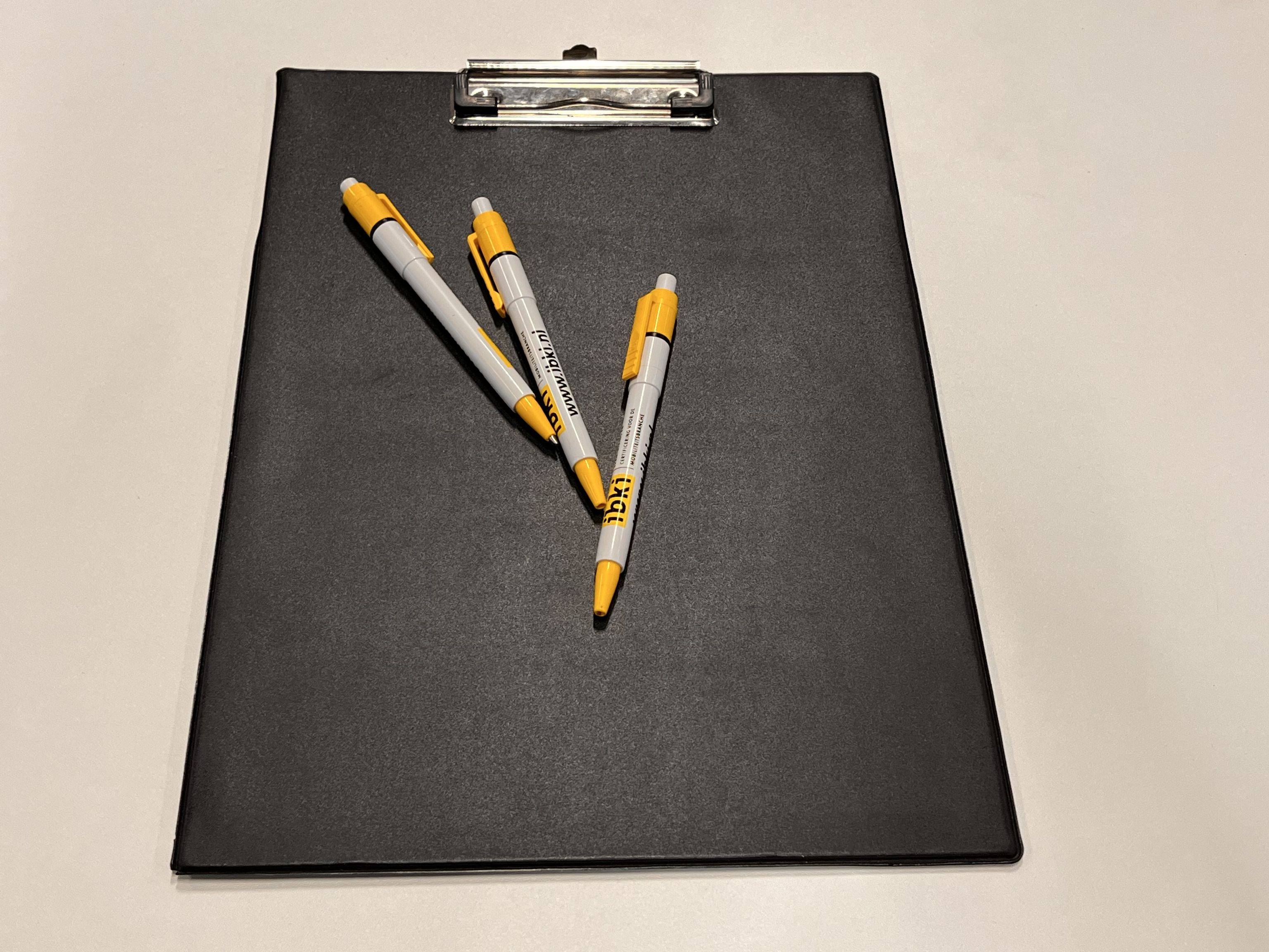 Balpennen van IBKI op een zwart clipboard.